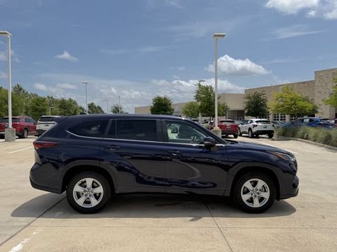 Used 2025 Toyota Highlander LE FWD image 4