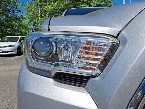 Used 2019 Toyota Tacoma TRD Off-Road RWD image 9