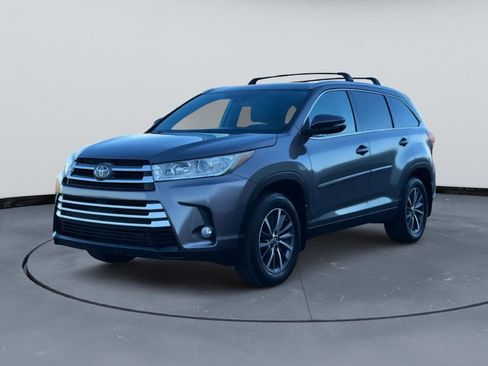Used 2019 Toyota Highlander XLE FWD image 2