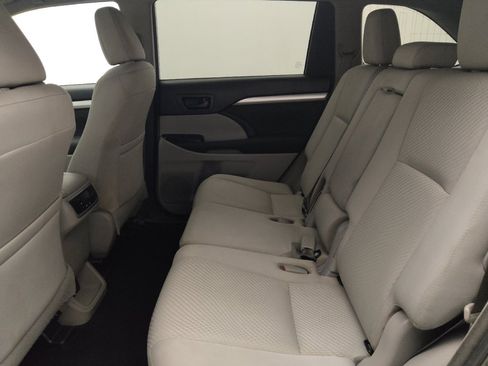 Used 2018 Toyota Highlander LE FWD image 18