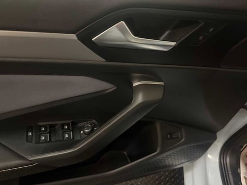 Certified 2025 Volkswagen Jetta SE w/ Sunroof Package image 21