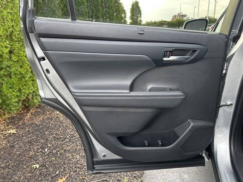 Certified 2023 Toyota Highlander XLE image 9