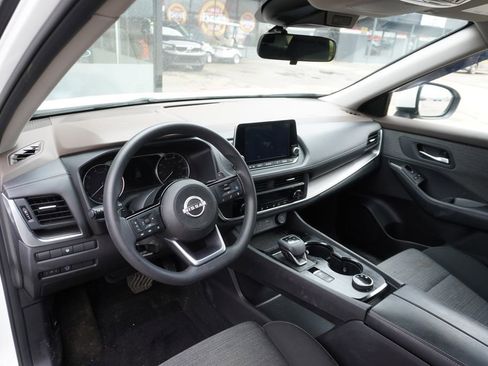 Used 2023 Nissan Rogue SV image 3