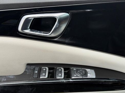 Used 2024 Kia Carnival EX image 23