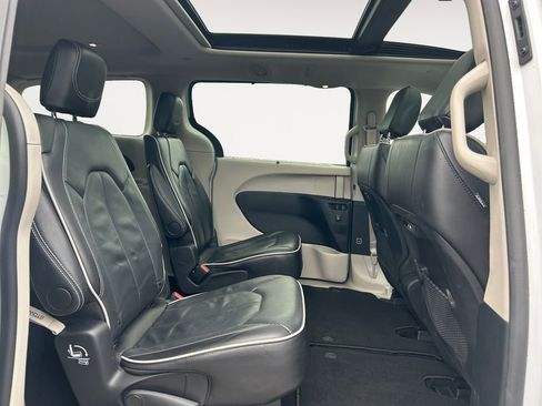 Used 2024 Chrysler Pacifica Limited image 11