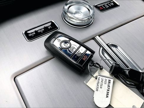 Used 2025 Lincoln Navigator L Reserve w/ Jet Appearance Package image 11