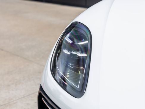 Certified 2023 Porsche Macan AWD/4WD image 18