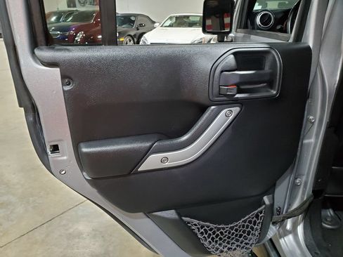 Used 2016 Jeep Wrangler Unlimited Rubicon w/ Connectivity Group AWD/4WD image 25