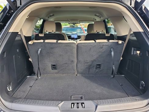 Used 2023 Ford Explorer XLT image 8