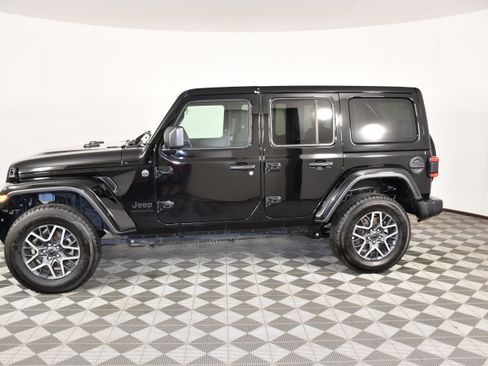 Used 2025 Jeep Wrangler Unlimited Sahara AWD/4WD image 8