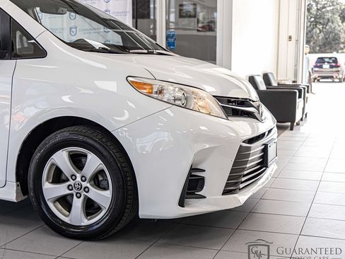 Used 2020 Toyota Sienna LE w/ LE Preferred Package FWD image 4