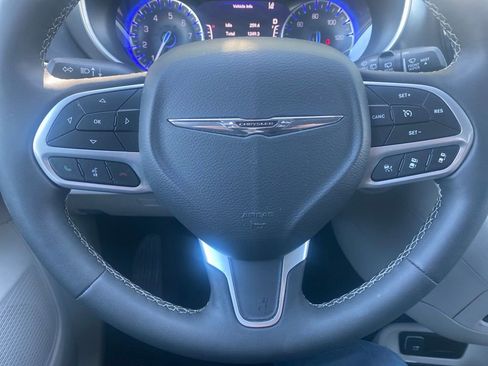 Used 2024 Chrysler Pacifica Touring-L FWD image 6