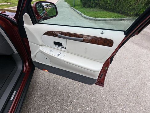 Used 1998 Lincoln Town Car Executive image 16