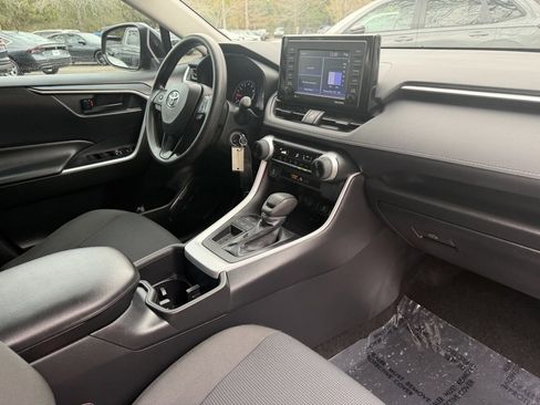 Used 2022 Toyota RAV4 LE image 10