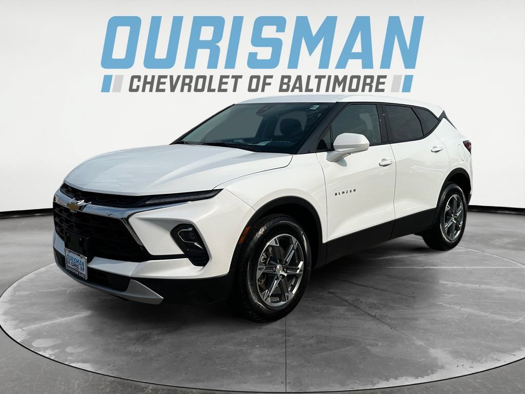 Used 2025 Chevrolet Blazer LT AWD/4WD image 2