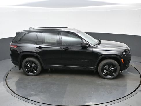 New 2025 Jeep Grand Cherokee Altitude AWD/4WD image 23