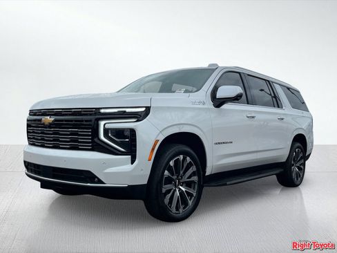Used 2025 Chevrolet Suburban High Country AWD/4WD image 2