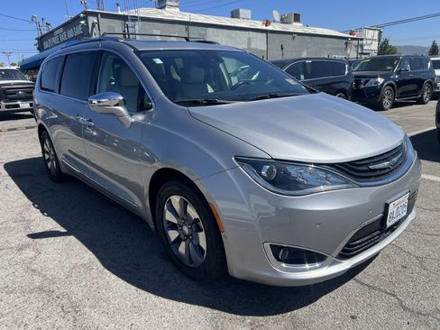 Used 2017 Chrysler Pacifica Platinum FWD image 10