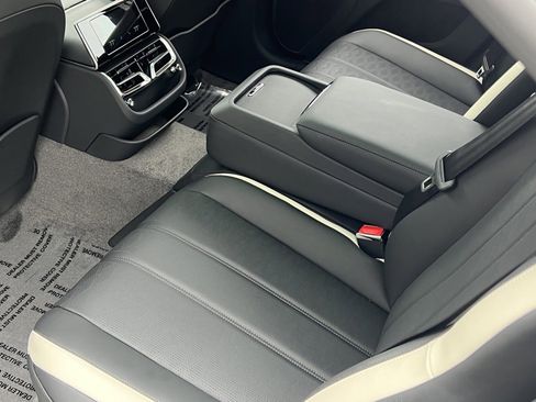 Used 2025 Bentley Flying Spur Plug-In Hybrid image 20