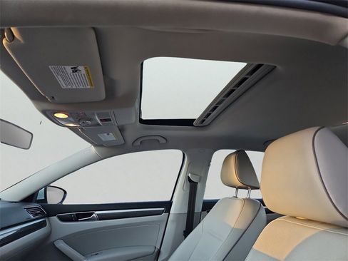 Used 2018 Volkswagen Passat 2.0T SE image 15