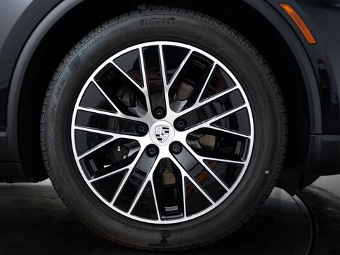 Certified 2025 Porsche Macan 4 Electric image 11