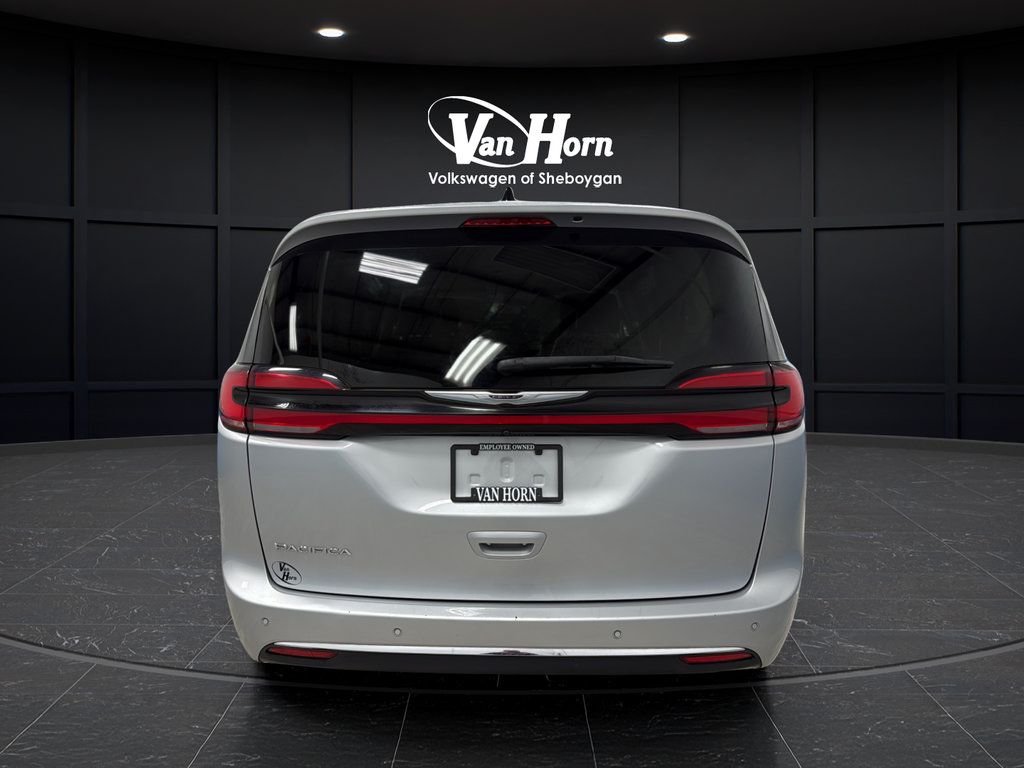 Used 2024 Chrysler Pacifica Touring-L FWD image 6
