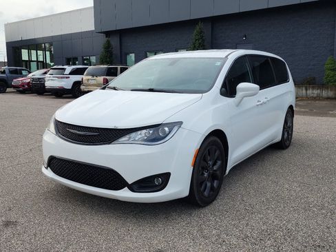Used 2018 Chrysler Pacifica Touring Plus w/ S Appearance Package FWD image 2