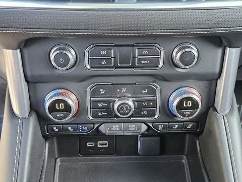 Used 2024 GMC Yukon XL SLT image 28