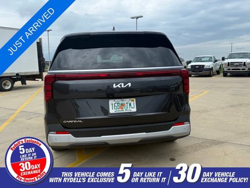 Used 2025 Kia Carnival FWD image 4