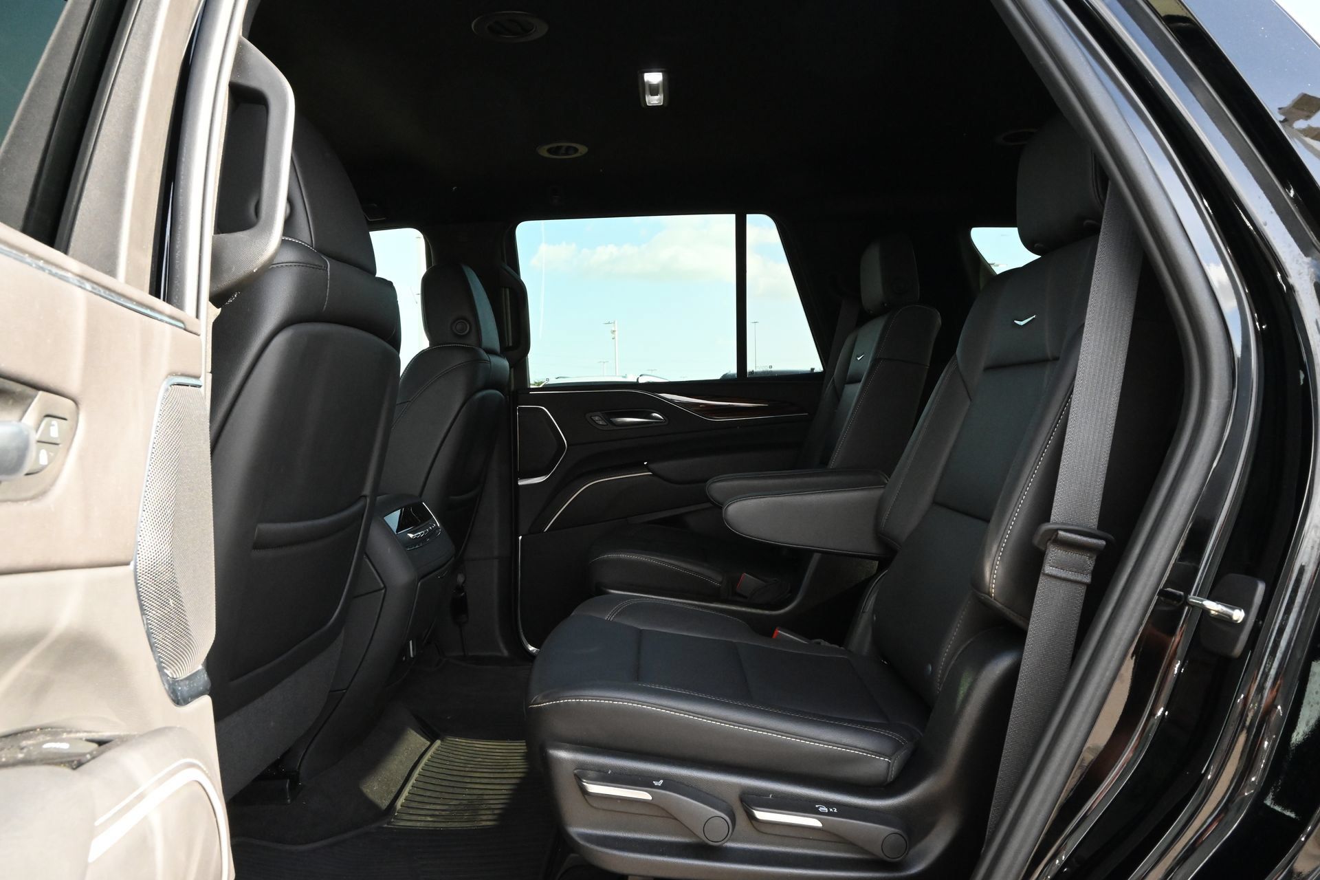 Used 2024 Cadillac Escalade Luxury RWD image 21