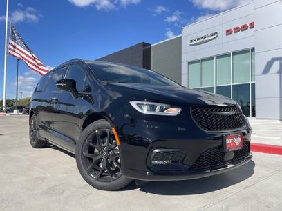 New 2026 Chrysler Pacifica Select