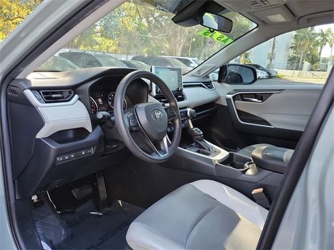 Used 2019 Toyota RAV4 XLE Premium image 10
