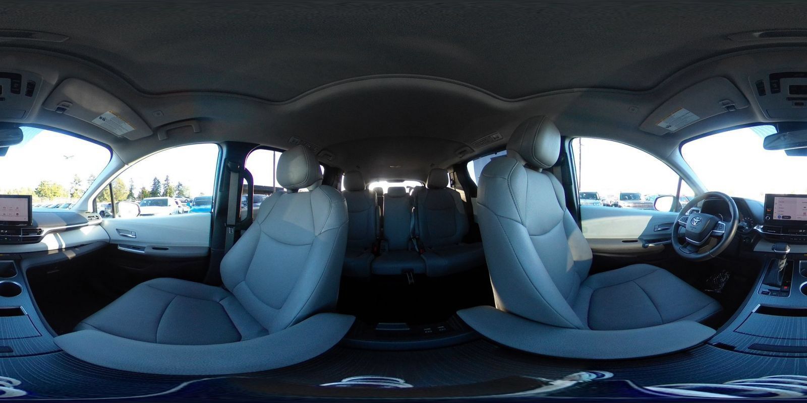 Used 2025 Toyota Sienna XLE FWD image 44