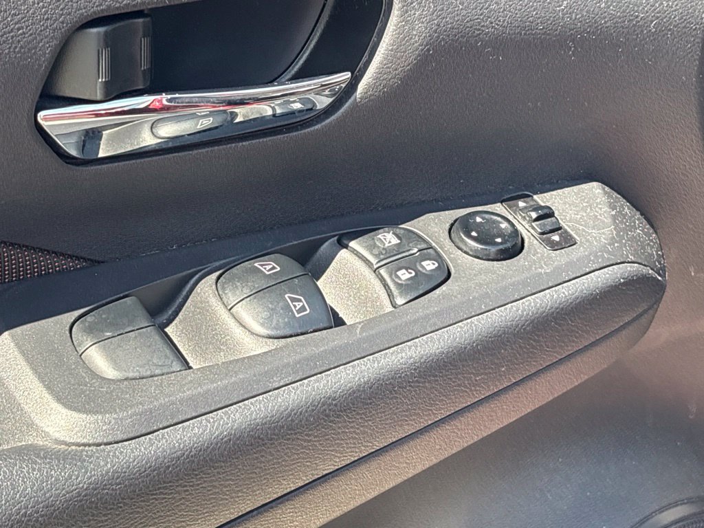 Used 2023 Nissan Kicks SR FWD image 11