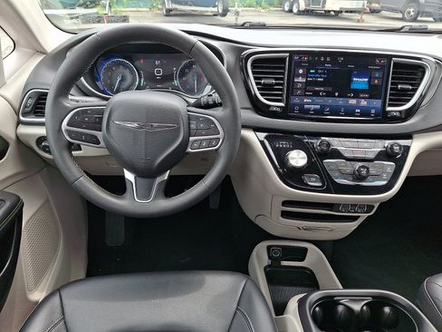 Used 2024 Chrysler Pacifica Touring-L FWD image 9