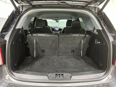 Used 2022 Ford Explorer XLT w/ Equipment Group 202A image 5