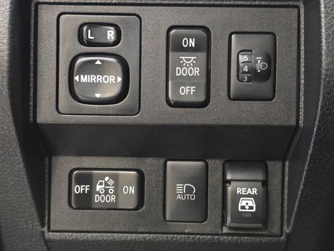Used 2019 Toyota Tundra Limited w/ Limited Premium Package AWD/4WD image 17