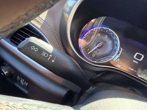 Used 2017 Chrysler Pacifica Limited FWD image 38