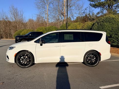 New 2026 Chrysler Pacifica Select w/ S Appearance Package FWD image 5