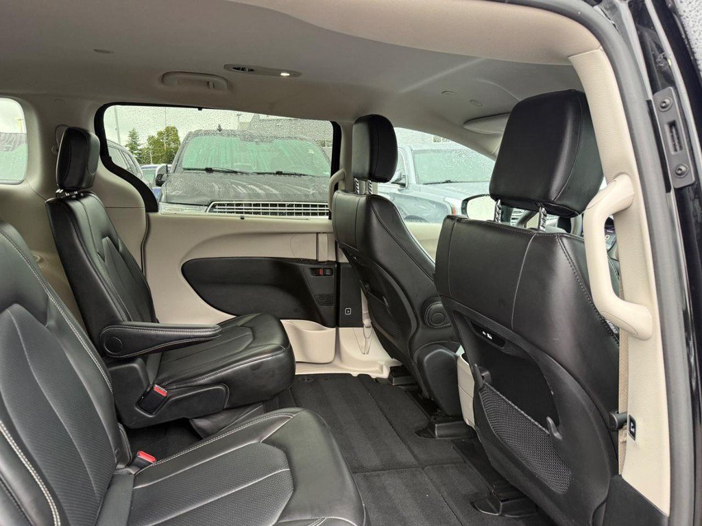 Used 2024 Chrysler Pacifica Touring-L FWD image 11