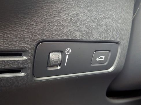 Used 2022 Volvo XC40 P8 Recharge Ultimate image 21