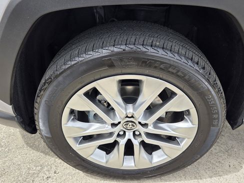 Used 2023 Toyota RAV4 XLE Premium image 9