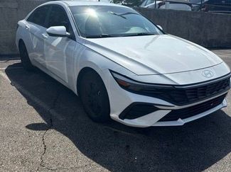 Used 2024 Hyundai Elantra SE FWD video 1