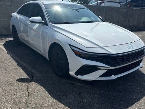 Used 2024 Hyundai Elantra SE FWD image 1