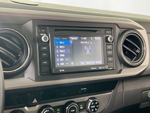 Used 2018 Toyota Tacoma SR5 AWD/4WD image 14
