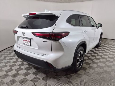 Used 2025 Toyota Highlander XLE AWD/4WD image 3
