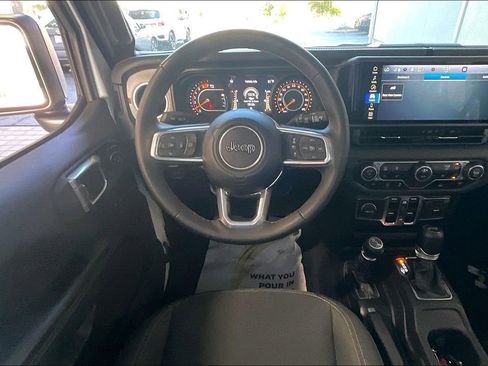 Used 2025 Jeep Wrangler Unlimited Sahara AWD/4WD image 5