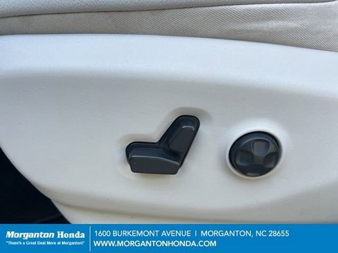 Used 2021 Chrysler Pacifica Touring-L w/ Uconnect Theater Family Group FWD image 18