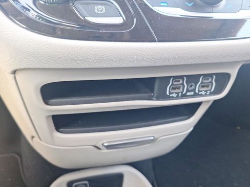 Used 2023 Chrysler Pacifica Touring-L image 29