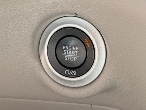 Used 2024 Chrysler Pacifica Touring-L FWD image 30